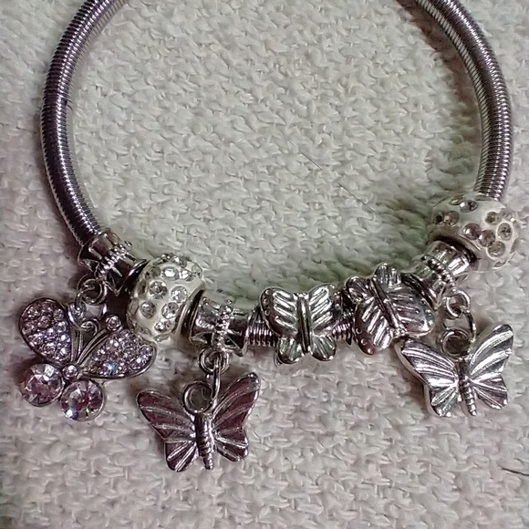 Silvertone butterfly 🦋 white 🤍 🐻‍❄️ crystal 🔮  beaded charm bracelet spring - Picture 4 of 4
